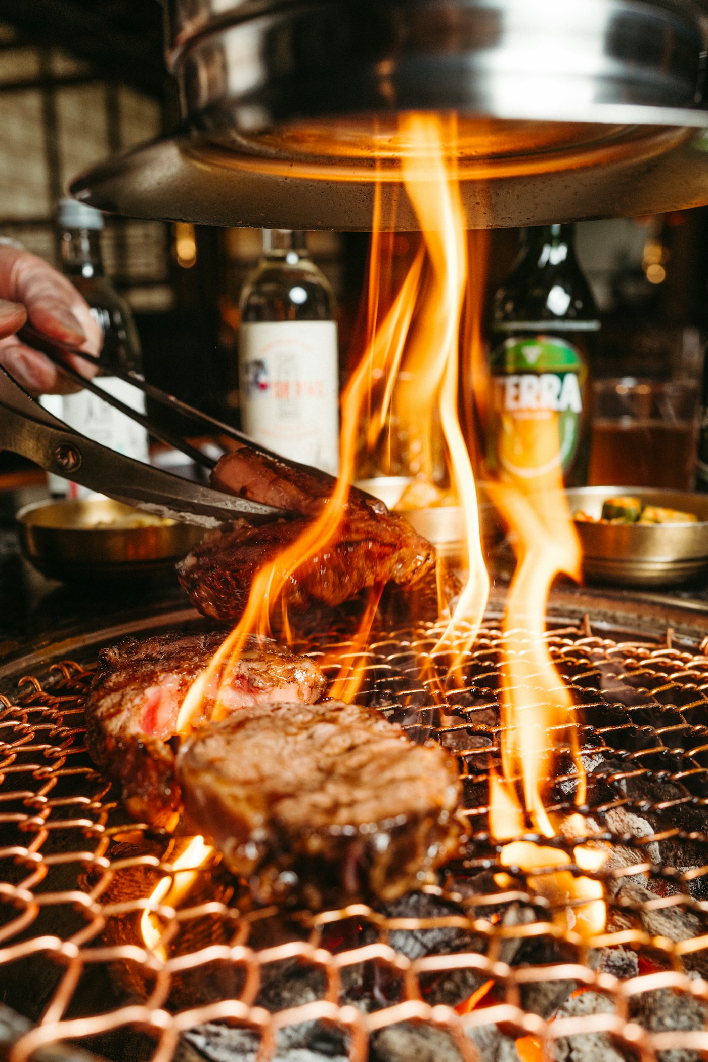 Vlammen van de grill aan tafel